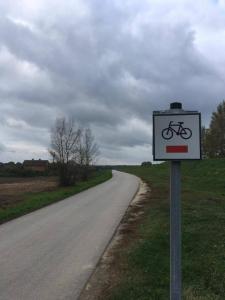 DobrzykówChata nad Wisłą u Macieja的路边的自行车标志