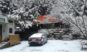 抱川市蓝天度假屋的停在雪地里的一个院子中的汽车