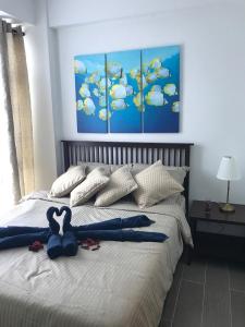 长滩岛2E C海滨大道公寓 - 长滩岛新海岸的一张床上有一只蓝色的填充动物