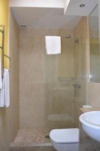 休达德亚Casa Fayas的带淋浴、卫生间和盥洗盆的浴室
