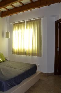 休达德亚Casa Fayas的一间卧室设有一张床和一个窗口