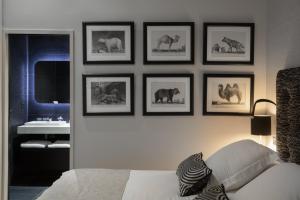 波尔多里亚尔别墅的客厅墙上挂有动物图片