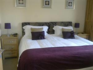 彭里斯阿斯贝利宾馆的一间卧室配有一张大床和两个枕头