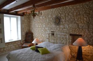 CussayAux Jardin's de la Bosniere的一间卧室配有一张床和两盏灯。
