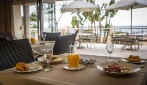 巴利托威瑟酒店的餐桌,带食物盘和橙汁杯