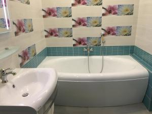 塞格德默苏利塞拉谢丽旅馆的浴室配有白色浴缸和水槽
