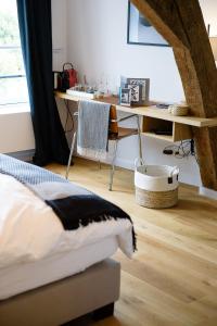 布鲁塞尔马丁客房酒店的一间卧室配有一张床和一张书桌