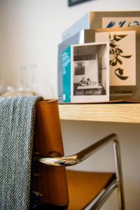 布鲁塞尔马丁客房酒店的一张带椅子的木桌,旁边是一张桌子和盒子