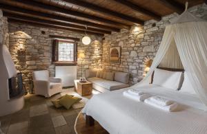 莫雷逊阿迪斯奥内露旅馆的一间卧室设有一张床和石墙