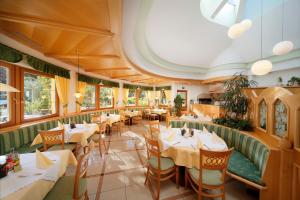 阿皮亚诺苏拉斯特拉达乌特林酒店的餐厅设有桌椅和窗户。