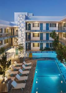 洛杉矶Beverly Laurel Hotel的享有酒店外景,设有游泳池