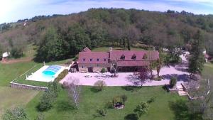 屈埃尔西地区古尔东Pech Cujoul的享有带游泳池的大房子的空中景致