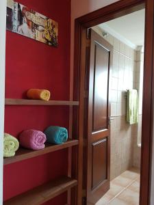 阿列塔Casa Garita Beach的浴室拥有红色的墙壁,配有毛巾架