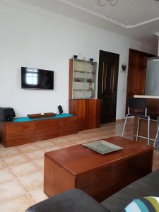 阿列塔Casa Garita Beach的客厅配有沙发和桌子