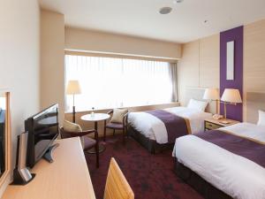 调布市调布格雷斯登饭店的酒店客房设有两张床和一台平面电视。