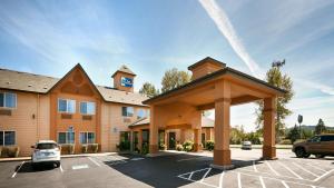 DallasBest Western Dallas Inn & Suites的停车场内有停车位的酒店