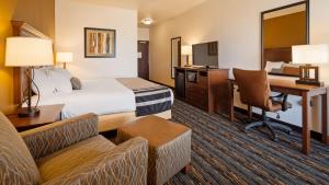 卡斯珀贝斯特韦斯特卡斯珀套房优质酒店的配有一张床和一张书桌的酒店客房