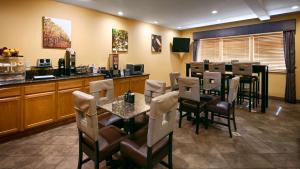 Best Western Dallas Inn & Suites餐厅或其他用餐的地方