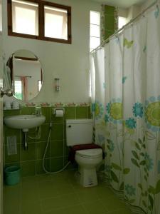 佛丕2N住宿加早餐旅馆的一间带卫生间、水槽和镜子的浴室