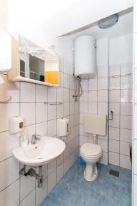 克宁Motel "Tri lovca"的一间带卫生间和水槽的浴室