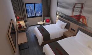 天津尚客优连锁天津梅江会展中心店的小酒店客房设有两张床和窗户。