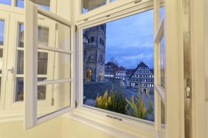 施韦比施哈尔戈尔登阿德勒斯塔德古特酒店的享有大楼景致的开放式窗户
