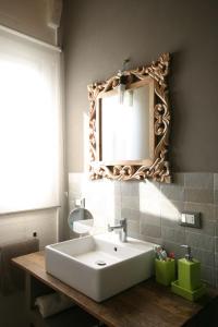 CanossaChalet Il Bosco dei Mille Frutti的浴室设有白色水槽和镜子