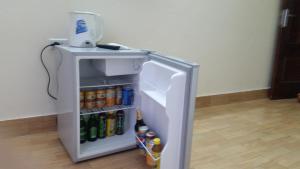 Thach Loi映阳酒店的客房内的小冰箱,备有饮品