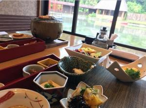 指宿市Onsensui Pool & Fufu Rotenburo no Hanareyado Yurian的容器中不同种类食物的桌子