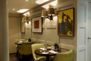 伦敦Montcalm Brewery, London City的用餐室配有2张桌子和黄色椅子