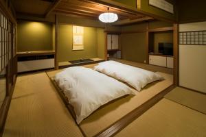 金泽山尾旅馆的一间卧室,卧室内配有一张大床