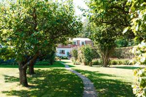 奇维克阿格达隆德住宿加早餐酒店的花园中树木和房屋的小路