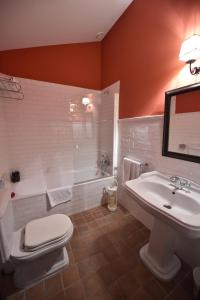 AvellanedaBatzarki的浴室配有卫生间、盥洗盆和浴缸。