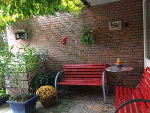 乌登莫扎伊克乌登住宿加早餐旅馆的砖墙前的红色长凳