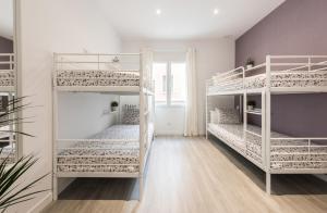 古兹曼生活公寓客房内的一张或多张双层床