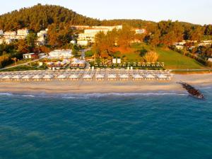 卡利塞亚-豪客迪克斯爱琴海诺斯梅拉多兰海水浴Spa酒店的享有海滩的空中景致,配有桌椅