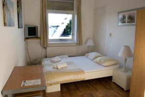 代尔夫宰尔Pension Delfzijl的一间小卧室,配有床和窗户