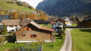 梅劳Studio Bergblick的一个小村庄,有房子和道路