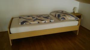 梅劳Studio Bergblick的木架客房内的一张床位