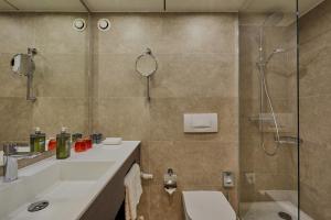 拜罗伊特拜罗伊特王宫H4酒店的带淋浴、盥洗盆和卫生间的浴室
