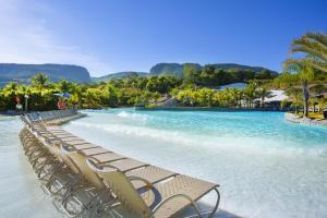 热河市Rio Quente Resorts - Hotel Giardino的海滩上一排蓝色的椅子