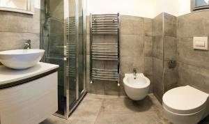 贝加莫博尔戈度假屋的一间带水槽、卫生间和淋浴的浴室