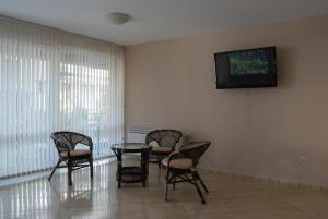 普里莫尔斯科Guest House Donchevi的一间设有椅子和墙上电视的等候室