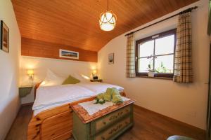罗孚尔米灵格公寓的一间卧室设有一张木天花板床。