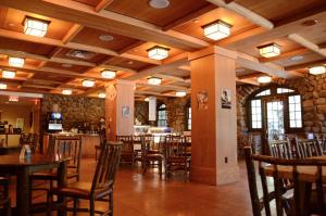 Highland FallsOverlook Lodge and Stone Cottages at Bear Mountain的餐厅内带桌椅的用餐室