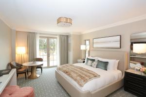 西哈特福德德拉马西哈特福德酒店的配有一张床和一张书桌的酒店客房