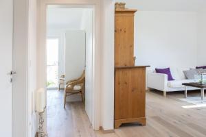 卡尔达罗Villa KaTo的客厅配有木制橱柜和沙发