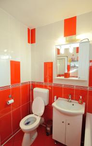 布拉索夫Stephanie Apartment的红色和白色的浴室设有卫生间和水槽