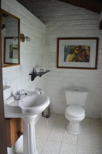 巴尼奥斯Bosque Protector Hacienda Guamag的白色的浴室设有卫生间和水槽。