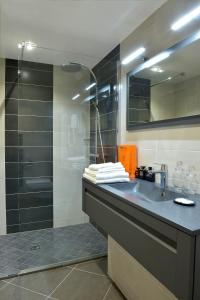 贝叶阿尔古奇酒店的一间带水槽和淋浴的浴室